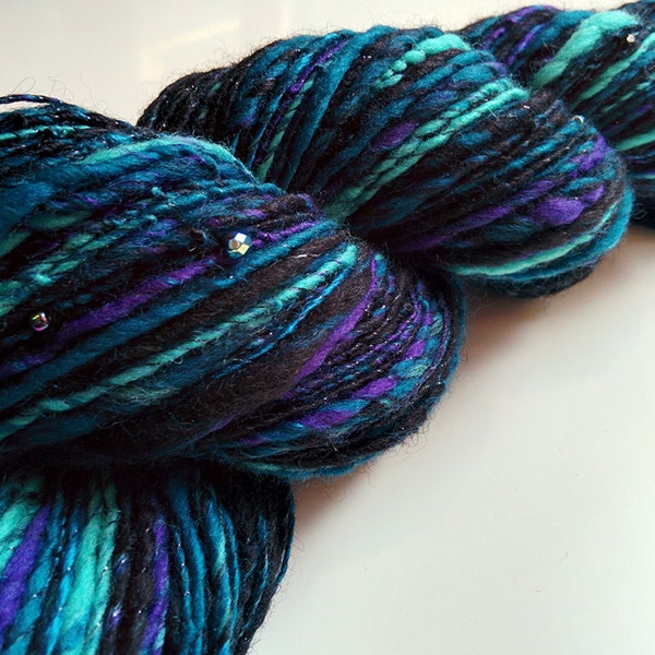 Secondo handspun arte filati - eroi GONE BAD - alzavola, viola, turchese, nero. Perline. Super eroi, Super cattivi, maglieria di lusso. 244 yds, oz 3,77