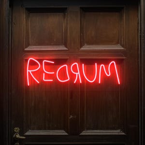 Puede incluir: Un letrero de neón rojo que deletrea "REDRUM" está montado en una puerta de madera marrón oscuro. El brillo brillante del letrero contrasta con la superficie texturizada de la puerta, creando un efecto visual llamativo. El letrero es un elemento decorativo.