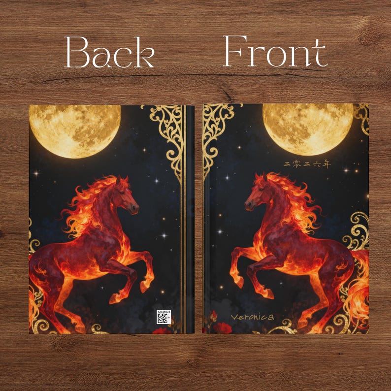 K&ouml;nnte beinhalten: Ein Hardcover-Buch mit Vorder- und R&uuml;ckseite. Das Design zeigt ein aufb&auml;umendes Pferd aus orangefarbenen und roten Flammen vor einem dunklen, sternenklaren Nachthimmel mit einem gro&szlig;en gelben Mond. Goldene Filigranakzente befinden sich in den Ecken. Die Vorderseite enth&auml;lt den Namen Veronica und chinesische Schriftzeichen, w&auml;hrend die R&uuml;ckseite einen kleinen QR-Code aufweist.