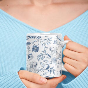 Toile de Jouy Golden Retriever Mug – Mother’s Day Gift for Dog Moms, Elegant Pet Lover Cup, Chinoiserie Style Golden Mom Mug