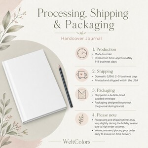 K&ouml;nnte beinhalten: Ein wei&szlig;es Hardcover-Journal mit einem schwarzen Bleistift, der diagonal darauf liegt. Das Bild enth&auml;lt Text, der die Schritte zur Verarbeitung, zum Versand und zur Verpackung beschreibt, einschlie&szlig;lich Produktionszeiten von 1-8 Werktagen.