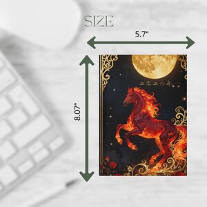 K&ouml;nnte beinhalten: Ein rechteckiges Notizbuch mit einer Illustration eines feurig roten Pferdes vor einem dunklen Sternenhimmel mit Vollmond. Der Einband zeigt goldene Filigranr&auml;nder, rote Rosen und den Text 二零二六年. Die Ma&szlig;e betragen 14,48 cm mal 20,5 cm.