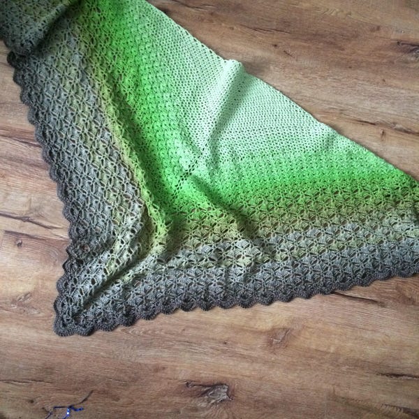 1 skein crochet shawl pattern, Through the Pinewoods Shawl, Scheepjes Whirl, stiped, colour change yarn, green,  brown, yarn cake pattern