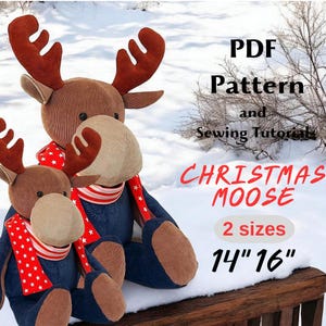 Może przedstawiać: Dwie pluszowe zabawki w kształcie świątecznego łosia z brązowymi rogami, beżowymi pyskami i niebieskimi dżinsowymi ciałami. Mają na sobie czerwono-białe szaliki we wzór gwiazd. Obraz zawiera tekst "PDF Pattern and Sewing Tutorials" i "CHRISTMAS MOOSE 2 rozmiary 35.5cm 40.6cm".