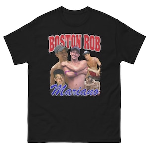 Puede incluir: Camiseta negra con un collage de imágenes y texto. El texto dice "BOSTON ROB" en rojo y "Mariano" en azul. Las imágenes muestran a un hombre con gorra y varios hombres sin camisa.