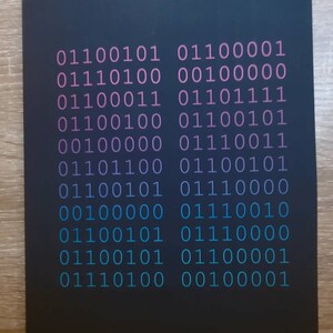 K&ouml;nnte beinhalten: Eine schwarze Karte mit einem Muster aus bin&auml;rem Code in Rosa, Lila und Blau. Der Code ist in zwei Spalten angeordnet, wobei jede Zeile acht Ziffern enth&auml;lt.