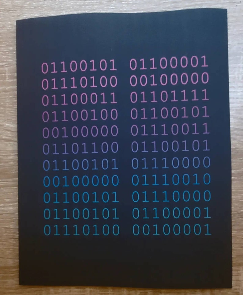 K&ouml;nnte beinhalten: Eine schwarze Karte mit einem Muster aus bin&auml;rem Code in Rosa, Lila und Blau. Der Code ist in zwei Spalten angeordnet, wobei jede Zeile acht Ziffern enth&auml;lt.