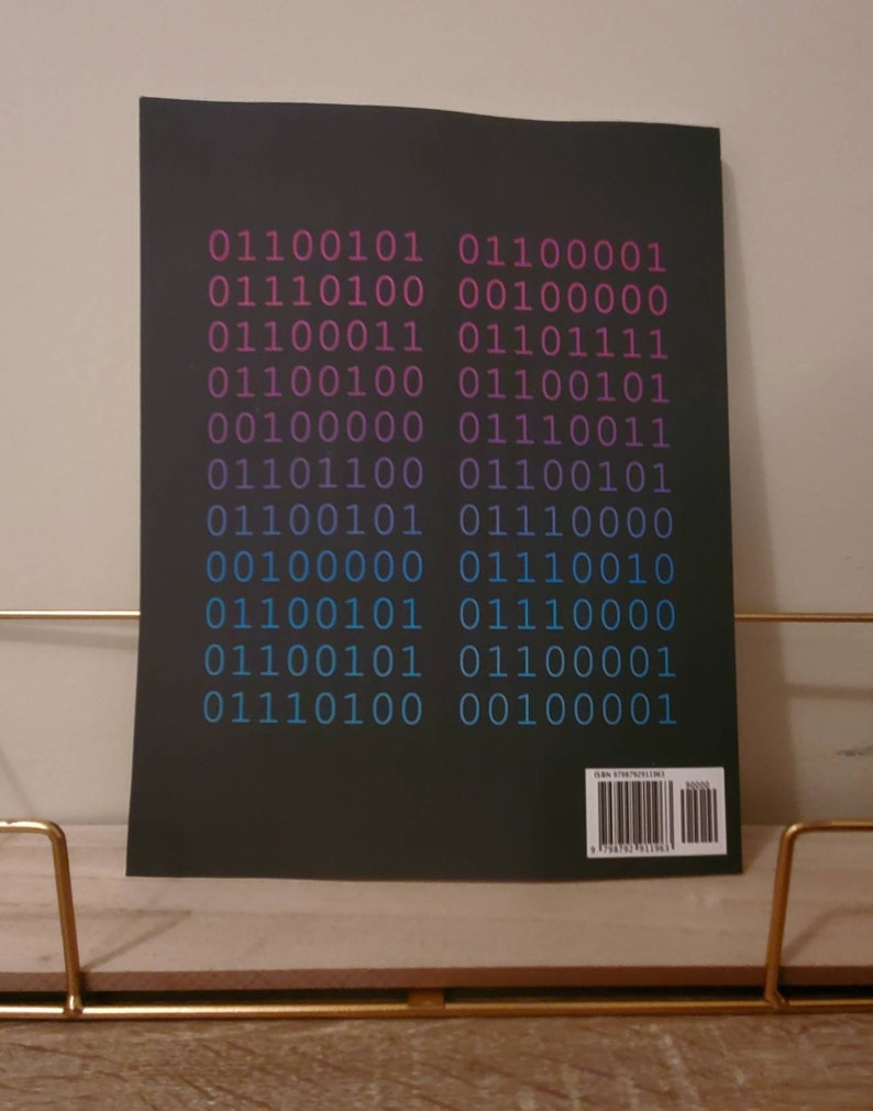 K&ouml;nnte beinhalten: Ein schwarzer Buchumschlag mit einem Muster aus bin&auml;rem Code in Pink, Blau und Wei&szlig;. Der Code ist in zwei Spalten angeordnet, wobei jede Spalte 10 Codezeilen enth&auml;lt. Der Buchumschlag enth&auml;lt auch einen Barcode und eine ISBN-Nummer.