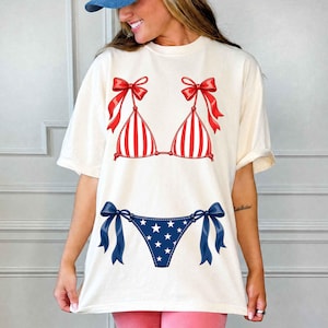 Bikinitopp American Girl PNG, baddräkt med USA-flagga, trendig sommarsublimeringsdesign, flickaktigt strandpng, sommar 4 juli-png