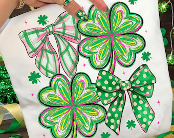 Könnte beinhalten: Weißes Kissen zum Thema St. Patrick's Day mit vierblättrigen Kleeblättern und Schleifen in Grün, Rosa und Weiß. Die Kleeblätter haben eine grüne Umrandung mit gelben und rosa Akzenten. Die Schleifen haben Karomuster und Tupfen.