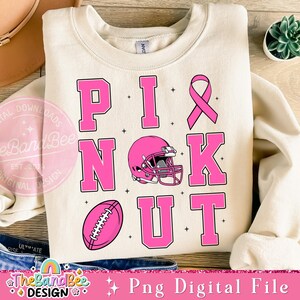 K&ouml;nnte beinhalten: Rosa Sweatshirt mit den Worten "PINK OUT" in gro&szlig;en rosa Buchstaben, einem rosa Band, einem Fu&szlig;ball und einem Footballhelm. Die Worte "The Band Bee Design" befinden sich am unteren Rand des Bildes.