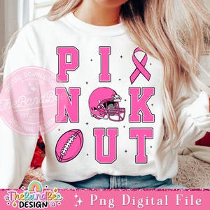 K&ouml;nnte beinhalten: Pinkes und wei&szlig;es Grafikdesign mit den Worten "PINK OUT" und einem Footballhelm und einem Football. Die W&ouml;rter sind in einer fetten, Blockschrift.