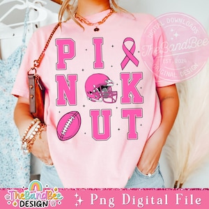 K&ouml;nnte beinhalten: Pinkes T-Shirt mit dem Text "PINK OUT" in gro&szlig;en pinkfarbenen Buchstaben. Ein pinkfarbener Fu&szlig;ball und ein pinkfarbener Footballhelm sind im Design enthalten. Ein pinkfarbenes Band ist ebenfalls im Design enthalten.