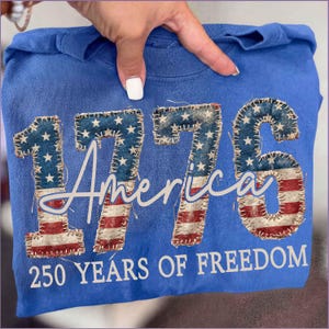 Könnte beinhalten: Rustikales Holzschild mit dem Text "Welcome to our home" in weißer Schrift. Das Schild hat eine Used-Optik und ein schlichtes, einladendes Design, perfekt für die Dekoration im Eingangsbereich.