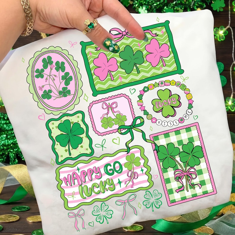 Op de afbeelding: Witte stof met diverse afbeeldingen met het thema St. Patrick's Day. Het ontwerp bevat klavers, strikken en de tekst "Happy Go Lucky" in roze en groen. De afbeeldingen zijn omlijst in groen en roze.