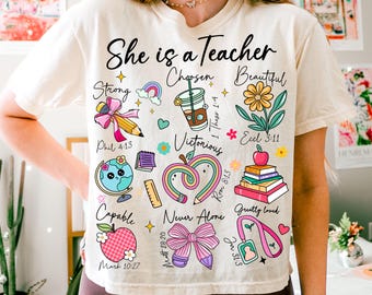 Elle est enseignante au format PNG, enseignante pour maman Png, enseignante chrétienne Png, versets de la Bible Png, enseignante cadeau floral fête des mères, enseignante Coquette noeud Png