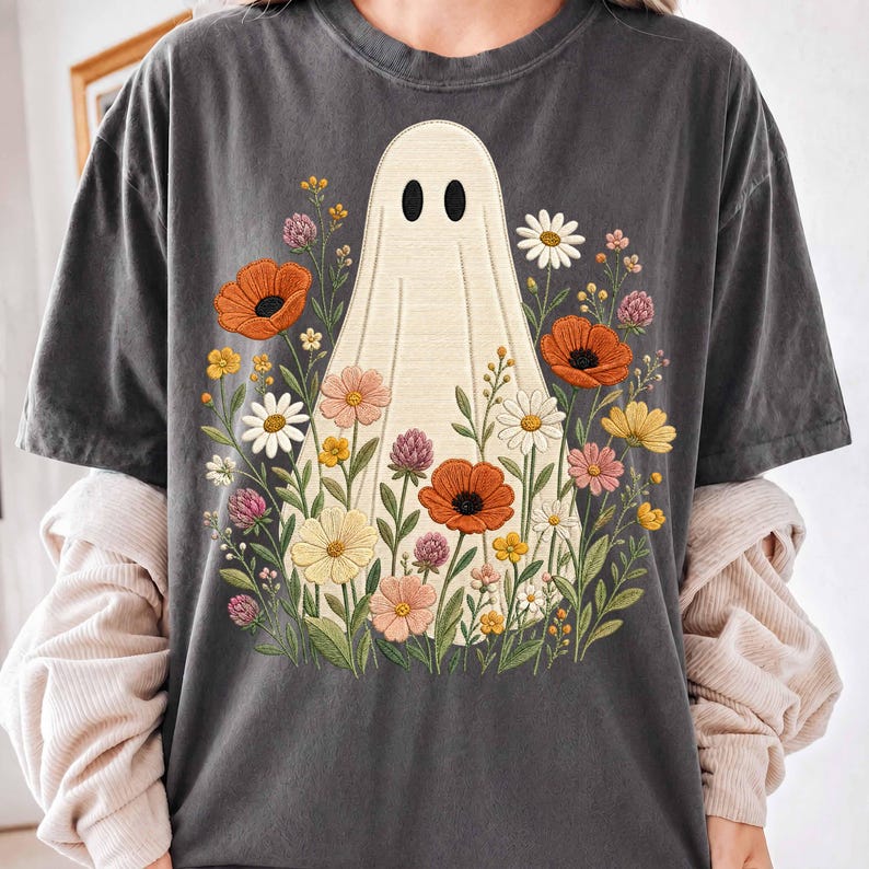 Blommigt spöke PNG, Faux broderi vildblommigt spöke sublimering, Cottagecore Boho höst Halloween-skjorta PNG, Vintage sött läskigt spöke PNG bild 2