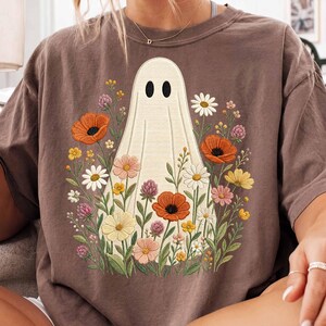 Blommigt spöke PNG, Faux broderi vildblommigt spöke sublimering, Cottagecore Boho höst Halloween-skjorta PNG, Vintage sött läskigt spöke PNG bild 1