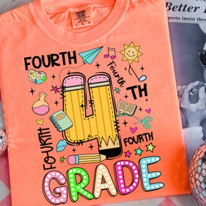 Pu&ograve; includere: T-shirt arancione con un design grafico colorato per la quarta elementare. Il design include un grande numero quattro fatto di matite, le parole "Fourth Grade" e illustrazioni a tema scolastico come un sole, un aeroplano di carta e forbici.