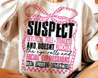 Le suspect affirme qu'elle écoute et ne juge pas les png, Suspect à la mode à damier, png, sarcastique png, impertinent girly png, drôle png