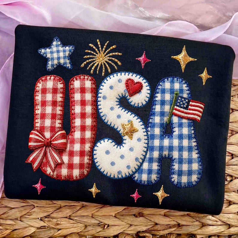 K&ouml;nnte beinhalten: Ein marineblaues Textil mit dem Wort "USA" in rot-wei&szlig; karierten, wei&szlig; gepunkteten und blau-wei&szlig; karierten Buchstaben. Das Design umfasst Sterne, eine Schleife, ein Herz und eine kleine amerikanische Flagge. Das Gesamtthema ist patriotisch.