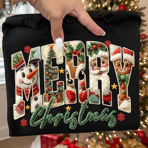 Może przedstawiać: Czarna bluza z świątecznym wzorem "MERRY Christmas". Litery wypełnione są bożonarodzeniowymi ilustracjami, w tym bałwanem, choinką, reniferem, Świętym Mikołajem i piernikowym ludzikiem. Złote gwiazdki i zielony haftowany tekst dopełniają projekt.