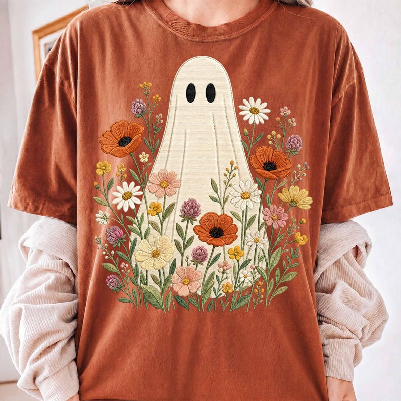 Blommigt spöke PNG, Faux broderi vildblommigt spöke sublimering, Cottagecore Boho höst Halloween-skjorta PNG, Vintage sött läskigt spöke PNG bild 5