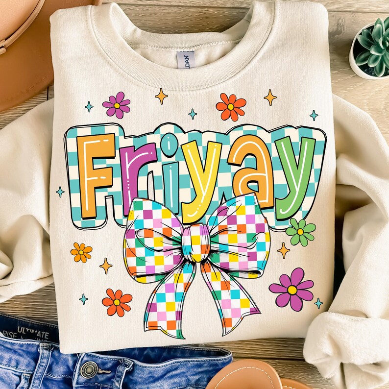 Peut inclure: Un sweat-shirt beige avec un n&oelig;ud en damier color&eacute; et le mot "Friyay" dans une police color&eacute;e et &agrave; carreaux. Le sweat-shirt est d&eacute;cor&eacute; de petites fleurs color&eacute;es.