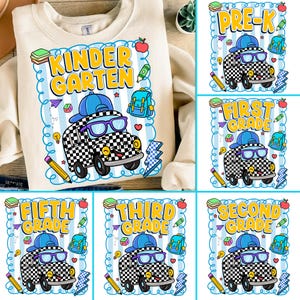 Op de afbeelding: Crèmekleurige sweatshirt met een afbeelding van een geblokte auto met zonnebril en pet, met de woorden "KINDER GARTEN" in het geel. Extra afbeeldingen zijn een rugzak, appel en potlood.