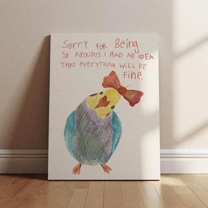 Può includere: Stampa su tela con un'illustrazione colorata di un uccello con un papillon. Il testo recita: "Sorry for being so anxious. I had no idea that everything will be fine." L'opera è ambientata su uno sfondo neutro.