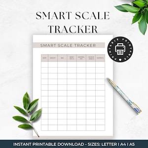 Puede incluir: Un rastreador de escala inteligente imprimible con una cuadrícula para rastrear el peso, el IMC, la grasa corporal, la grasa visceral, la masa muscular y el porcentaje de agua. El título "SMART SCALE TRACKER" está en la parte superior. Un bolígrafo y hojas están a un lado.