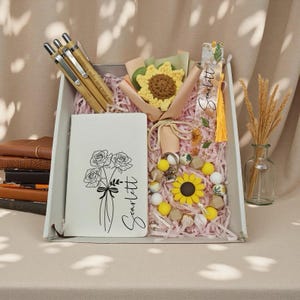 Personalized Name Teacher Gift Box,Daisy Resin Bookmark, Teacher Gift Set,Custom Teacher Gift,Teacher Appreciation Gift, Customizable Gift