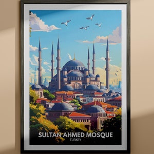 Puede incluir: Un póster enmarcado con una ilustración colorida de la Mezquita del Sultán Ahmed en Estambul, Turquía. La mezquita tiene seis minaretes y una gran cúpula. El póster tiene el texto "SULTAN AHMED MOSQUE TURKEY" en la parte inferior.