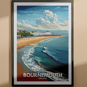Può includere: Un'illustrazione colorata del molo e della spiaggia di Bournemouth in Inghilterra. L'immagine presenta un cielo blu con nuvole bianche, una spiaggia sabbiosa con persone e un molo che si estende nell'oceano blu.