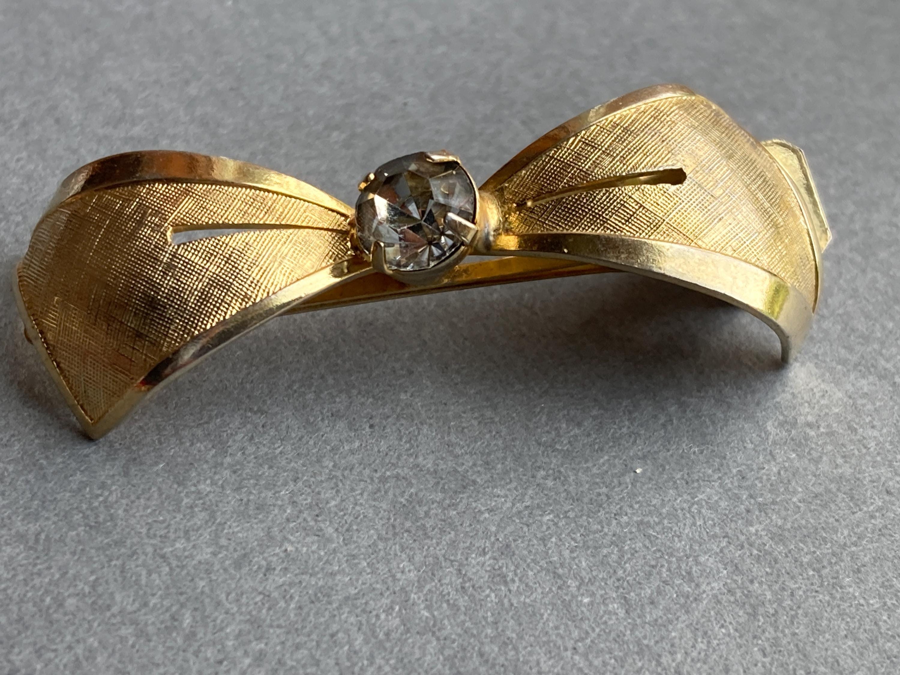 Vintage Rhinestone Bow Hair Clip: Gold Tone Lady Ellen  display picture 3