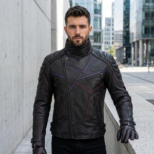 Könnte beinhalten: Eine schwarze Lederjacke mit asymmetrischem Reißverschluss, hohem Kragen mit Druckknöpfen und gesteppten Schulterpartien. Das Kleidungsstück verfügt über dunkelviolette und rote Paspelierungen, mehrere Reißverschlusstaschen und passende Lederhandschuhe.