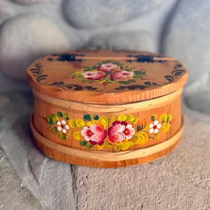 Hand-Painted Scandinavian Box – Rosemaling Folk Art Wooden Storage Box – Vintage Norway-Style Keepsake