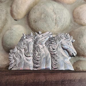 Portacartas con cabeza de caballo de Arthur Court – Organizador de correo de aluminio fundido de 1993 – Decoración de escritorio ecuestre vintage