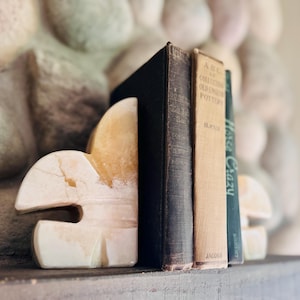 Fleur Des Lis Vintage Onyx Stone Bookends – Carved Fleur-de-Lis Shape, Earth-Toned Natural Stone