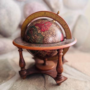 Vintage Old World Schreibtisch Globus mit Ständer aus Holz | Kleiner Dekorativer Globus | Bibliothek oder Bürodekor im antiken Stil