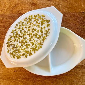PYREX Verde Olive Divided Server w/Lid