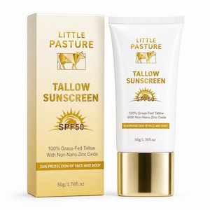 Pode incluir: Um tubo branco e dourado de protetor solar de sebo Little Pasture SPF50 ao lado da sua caixa retangular correspondente. Ambos apresentam um gráfico de vaca, o texto 100% Grass-Fed Tallow With Non-Nano Zinc Oxide e 50g/1.76fl.oz.
