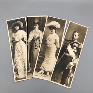 Cartes postales de livres anciens représentant des célébrités contemporaines