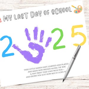 Może przedstawiać: Fioletowy odcisk dłoni na białym tle z tekstem "My Last Day of School" i liczbami "225" napisanymi na niebiesko, zielono i żółto. Tekst pod odciskiem dłoni brzmi "These little hands have learned and played, and made new friends along the way. A tiny print that stays with you - and shows you just how much I love you."