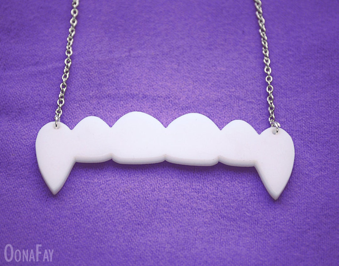 Vampirgebiss-Halskette // Schmuck für Halloween // Horror // Vampir ...