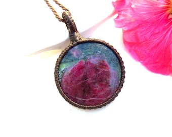 Collier rubis zoisite, pierre précieuse rubis zoisite, idée cadeau fête des mères, idées cadeau Noël, collier de pierres précieuses, collier en macramé, bijoux rubis
