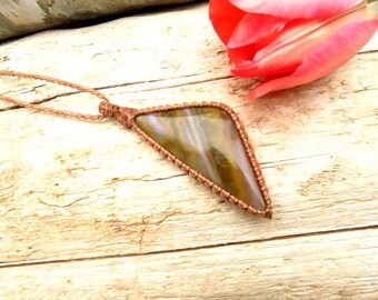 Agate Macrame Necklace: Earthy Gemstone Pendant, Adjustable Cord