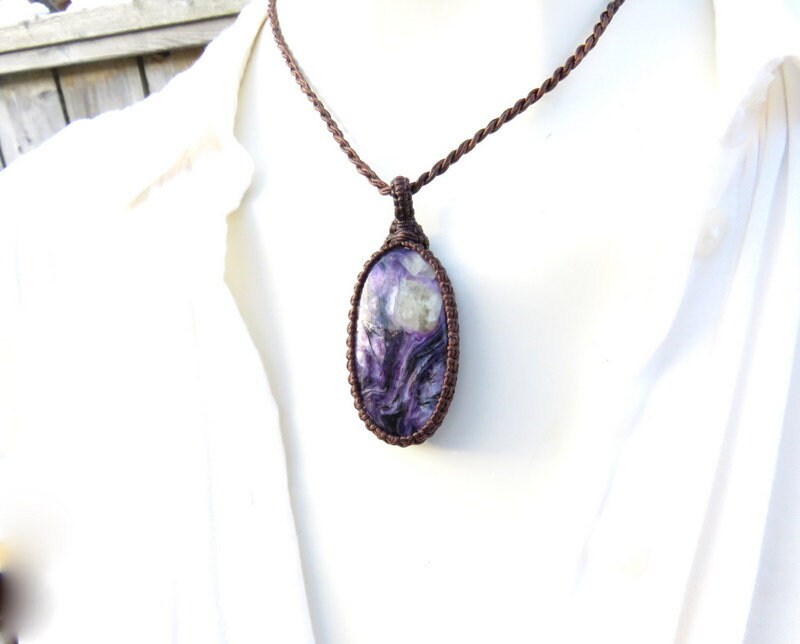パープルチャロアイトのマクラメネックレス：手作りボヘミアン風宝石