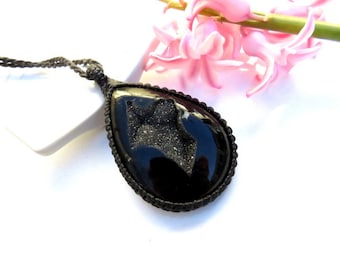 Zwarte Onyx druzy macrame ketting, zwarte kristallen ketting, onxy genezende eigenschappen, edelsteen ketting, zwart thema, gotische sieraden, macrame