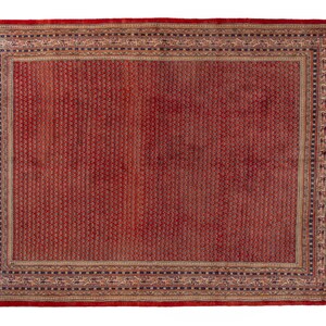 Puede incluir: Una alfombra oriental rectangular roja con un borde detallado. La alfombra presenta un campo central rojo con un patr&oacute;n repetitivo. El borde es una mezcla de beige, azul y negro, con dise&ntilde;os intrincados. La alfombra probablemente est&aacute; hecha de lana o un material similar.
